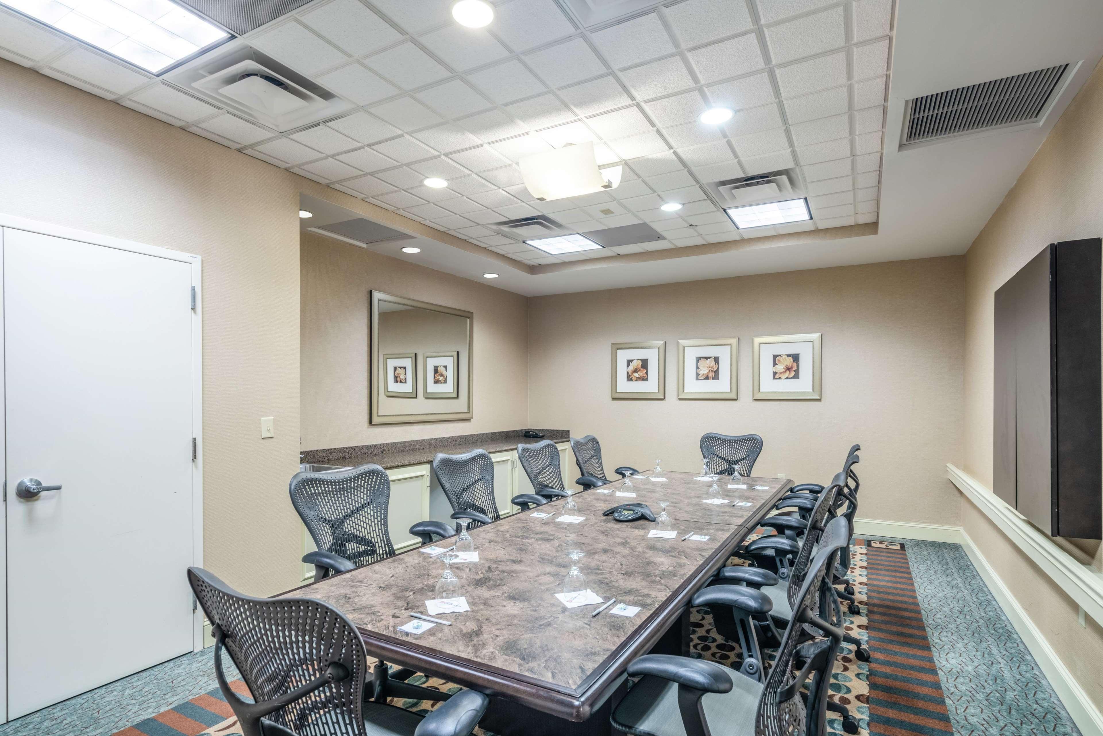 Hilton Garden Inn Richmond Airport Сандстон Экстерьер фото