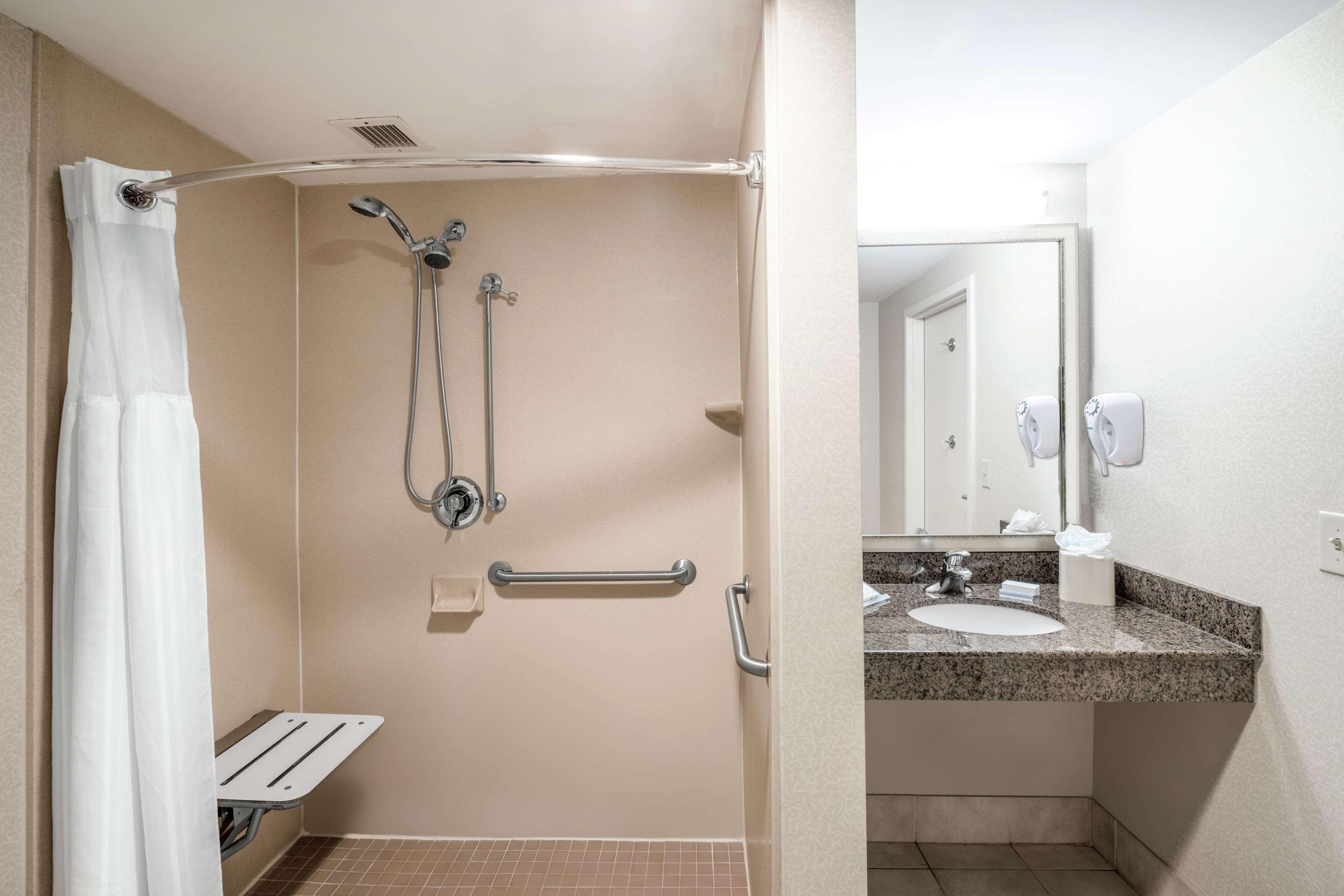 Hilton Garden Inn Richmond Airport Сандстон Экстерьер фото